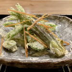 鎌倉 北じま - 天ぷら
      コシアブラ・アシタバ・里芋には銀餡とバチコを掛けています。
      どの天ぷらもクオリティーがとても高く、カラッとした揚げ上がりが秀逸です♪
      特に里芋とバチコは絶妙な組合せ、とっても美味しいです♪