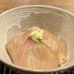 鎌倉 北じま - ヒラマサの漬け丼
      京都のブレンド米が堅からず柔らか過ぎず、ヒラマサの柔らかさに丁度バランスの良い炊き加減。
      今が旬のヒラマサは、さっぱりとして淡白な味わいの中に青魚特有の風味がありとても美味なのです♪