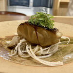 鎌倉 北じま - 相模湾のクロムツ
      炭火焼きにしても身は締まることがなく、ほぐれる食感が口当たり良いです。
      脂のある旨味に木の芽が爽やかに風味良く、とてもいい味わいです♪