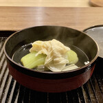 鎌倉 北じま - お椀
      「春過ぎて 夏来るらし白妙の 衣乾したり天の香久山」持統天皇の和歌を表現されたお椀です。
      香久山は緑の茄子、白妙の衣を湯葉、魚のすり身にした真薯、お出汁と花柚子の香り良くスッキリとしたお椀です。