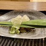 鎌倉 北じま - 先付　地物の鮑 さざえ 瓜の雷干し
      端午の節句にちなみ菖蒲をお皿中央に、上からお酢のジュレを添えています。
      鮑にさざえと瓜、素材の味をそのままに味わうシンプルな仕立てが、一品目には優しく感じられます。