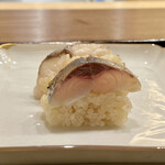 鎌倉 北じま - 鯵の棒寿司
      女性の方は一つ、私は二つ(^^)v
      食べ終えると、なんと端っこの二つもどうぞと。
      四つ美味しくいただきました♪