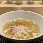 鎌倉 北じま - ミンク鯨のラーメン
      鎌倉の定置網で獲れたミンク鯨を使ったラーメン、これがさっぱりとしていい味してるのです。
      ツルツルっとお腹に消えてしまいました！