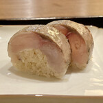 鎌倉 北じま - 鯵の棒寿司
      女性の方は一つ、私は二つ(^^)v
      酢の塩梅が柔らかで鯵の旨味がしっかりと酢飯に乗って美味しいです。