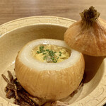 鎌倉 北じま - 新玉葱にスッポンのたまごよせ
      新玉葱を器にした茶碗蒸し、やはりスッポンの美味しいお出汁が効いてます。
      新玉葱も甘みがあって柔らか、周りに散らしたオニオンチップスは味変として用意されています。