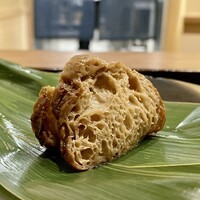 鎌倉 北じま - ちまき 揚げ麩のお寿司
                    揚げ麩は甘めに炊かれ、酢飯と合わさりその味はお稲荷さん、これは美味しいですね♪
                    炊いた紫蘇の実の風味が良いです。