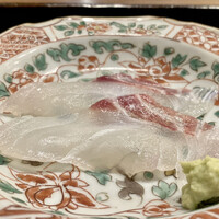 鎌倉 北じま - 地物の鯛
                    鎌倉の定置網で獲れた鯛は、活け越しを行いストレスなくされているそうです。
                    鯛の食感の良さは素晴らしく、噛むと旨味がゆっくりと口に拡がる美味しさ♪
                    上品な脂の中に僅かですが甘みも感じられます。