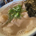 大砲ラーメン  - チャーシューメン（味付け煮玉子トッピング）