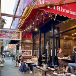 AMICI Ristorante - 店舗外観。店側にもこちらはおそらく常設の屋外席があります。