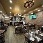 AMICI Ristorante - 店入口から奥を眺める。