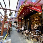 AMICI Ristorante - 店舗外観。左がオープンレストラン、屋外席です。屋根も付いているので雨が降っても大丈夫です。