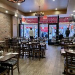 AMICI Ristorante - 店内から通りを眺める。