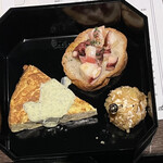 まほろ座 マチダ - 右上のタコのガリシア風は食べるのが難しかった(タコが落ちるので)笑。右下のオリーブのクリームチーズくるみはとても美味しくて、お酒のおつまみにピッタリ。