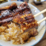 田代 - 決して身は焦げてはいない。
      香ばしく、肉厚で柔らかいうなぎ