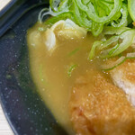 手打ちうどん 力丸 - サラリとしたカレー汁。トンカツに絡むと言うよりは浸る感じです