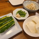 ひとくち餃子てん屋 - ビリカラキュウリ、手づくりてん屋豆腐、お通し(モヤシナムル)