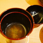 鮨 さかい - 平目とのとぐろのお出汁のお味噌汁」