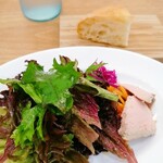 ビストロ ジェ ファン - レバームースとサラダ/パン
