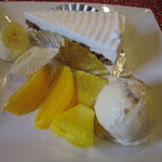 CAFE LAS PALMAS - レアーチーズでケーキセット　５５０円　アイスとフルーツつきです！
