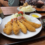 食事処 三平 - エビフライのアップ