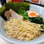 横浜家系ラーメン 田中 - つるぷりな中太麺