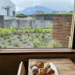 ベーカリーアンドカフェ　エソラ - 窓の外には大きな富士山