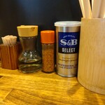 煮干し中華そば 一剣 - 卓上は変わりなし