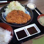 Onikuyasanno Teishokuto Don Iwaichikusan - リブロースとんかつ定食880円。