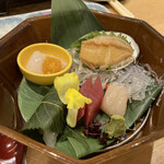 ホテル鹿の湯・花もみじ - お造り（鯛桜葉包み　鮪赤身　鮑殻盛り　帆立　烏賊雲丹　あしらい）