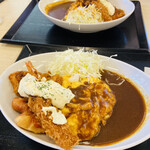 かつや 泉大津店 - キャベツもう少し欲しいなぁ〜(>_<)点前がご飯少なめ/奥がご飯は普通のオムライス✨