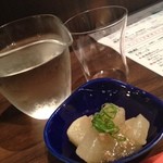 瓦町どら鴨 - 付け出しと日本酒