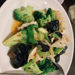 岡本飯店 - イカとブロッコリーのXO醬炒め