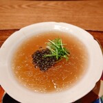 虎白 - すっぽんの煮こごり、下には胡麻豆腐そしてキャビアのトッピング