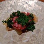 虎白 - メインは和牛、下には蕗と黃韮上には花山椒