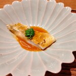 虎白 - 太刀魚に黄身辛子(卵の黄身を裏ごしし和芥子を加えた物)