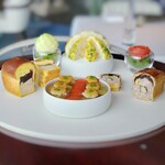 シグネチャー - ワゴンサービスで目の前にて盛り付けられる冷前菜。