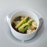 シグネチャー - リードヴォー、モリーユ茸、アスパラガスのフリカッセ グルマンド風