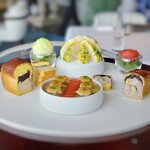 シグネチャー - 冷前菜のワゴン　右: パテアンクルート　中央: オマール海老パリ風　左: フォアグラブリオッシュ　中央奥: カリフラワーのベルヴュー　4種類からチョイスします。