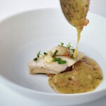 シグネチャー - お魚も目の前でソースのプレゼンです。