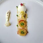 シグネチャー - 身の上にはオマールのコンソメジュレ、ソースはオマールのビスクと白ワインビネガー