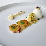 シグネチャー - カリフラワーがアクセントに使われて、マリネとピュレが添えられています。