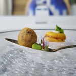 シグネチャー - パンに合わせて作られたタルトレットにはラクレットチーズとパルメザンチーズが使われています。