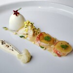 シグネチャー - 卵の中にはオマール海老の爪、ハーブ、マヨネーズソースが詰められています。