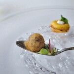 シグネチャー - クロメスキはグリーンピースとフォンダンとブリアサバランのソースとミントオイル