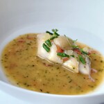 シグネチャー - ソースは太刀魚をブレゼした際のトマト、エシャロットとフュメをバターモンテしたもの。このクラシックなソースがぐっとくる美味しさでした。