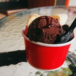 クレープアンドカフェ ヴァーチュ - カップアイス チョコバナナのアップ。