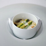 シグネチャー - 仕上げに目の前でソースのプレゼンです。