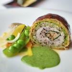 シグネチャー - 彩りが綺麗な野菜はバターソースが絡んでいて美味しいです。
