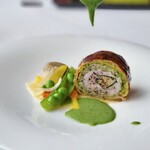 シグネチャー - 美しい緑色のソースは、卵黄をベースにハーブを加え仕上げたものです。