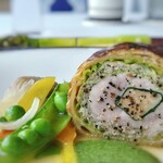 シグネチャー - フォアグラはほうれん草で巻かれ、鶉で包まれ、そのまわりにちりめんキャベツです。